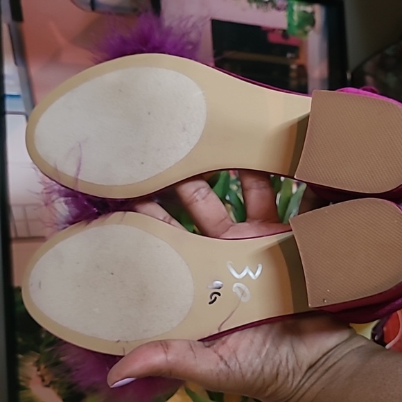 Steve Madden Textured Real Feather Upper - Picture 6 of 7